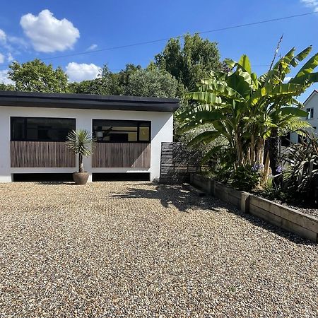 River Guest House With Jacuzzi Fire And Boat Hire Staines-upon-Thames Екстериор снимка