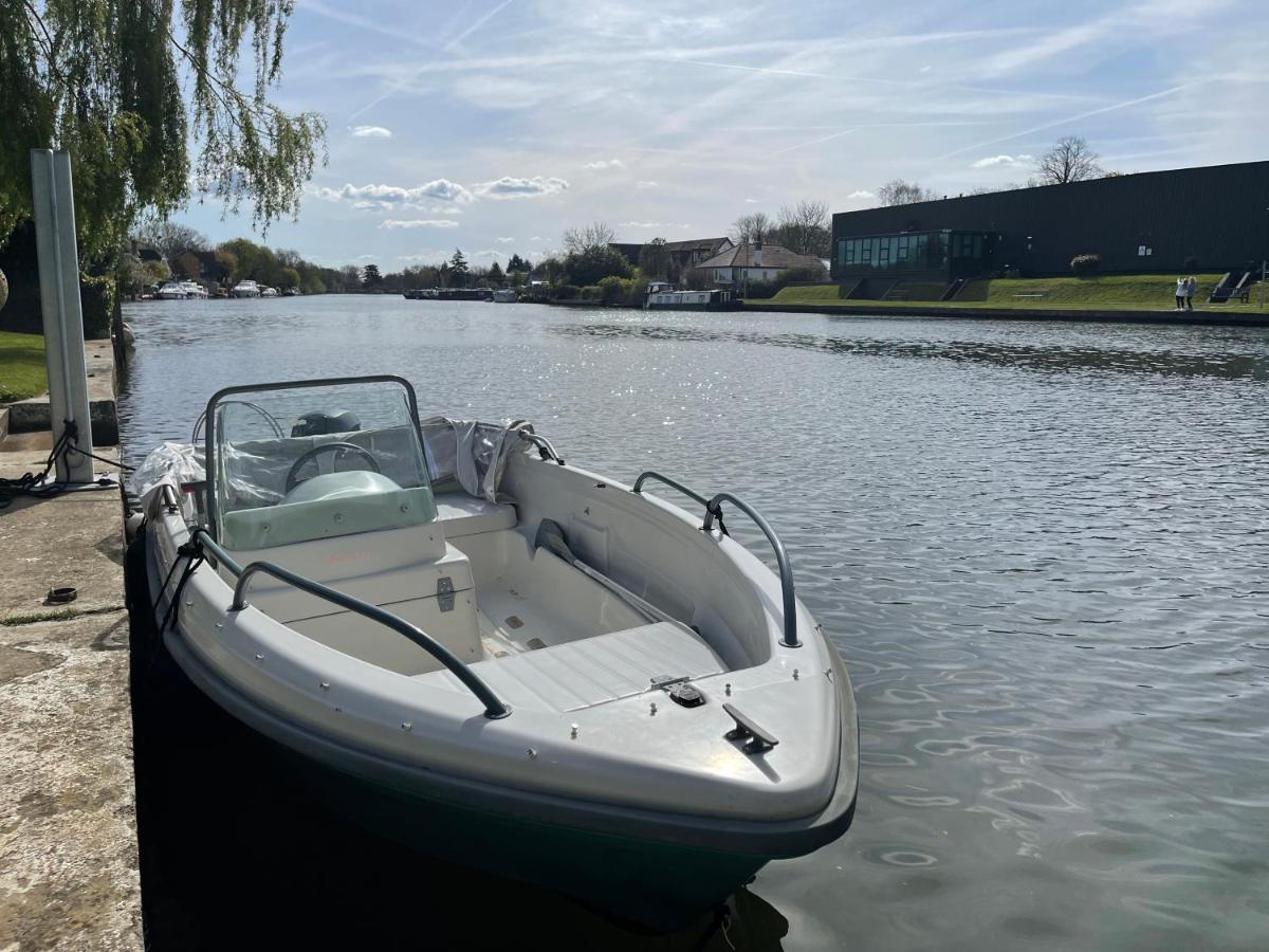 River Guest House With Jacuzzi Fire And Boat Hire Staines-upon-Thames Екстериор снимка